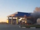 Охваченный пламенем и черным дымом грузовик на заправке под Ростовом попал на видео