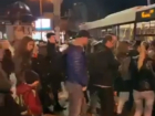 «Как на концерт Коржа»: огромная живая очередь на автобус Ростова попала на видео