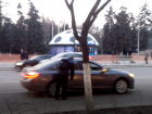 Презирающий автобусы парень ловил попутку посреди дороги в центре Ростова