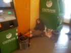 Ростовчане возмущены тем, что в центре города у банкоматов ночуют бездомные