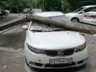 В Ростове бетонный столб рухнул на припаркованную иномарку