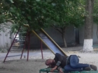 Уснувший на детской площадке одиозный мужчина вызвал резонанс среди ростовской общественности