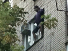 Опасный паркур солевого «Спайдермена» по балконам ростовской многоэтажки попал на видео 