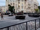 Вооруженные люди оцепили административные здания в центре Ростова. 