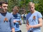 Студенты порадовали жителей Ростова флешмобом с вручением "символов Победы"