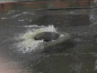 Жильцы ростовской новостройки на 1-ой Баррикадной сняли на видео прыгающую крышку канализационного люка 