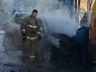 Кроссовер "Тойота" внезапно загорелся на улице Орбитальной в Ростове