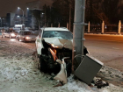 Таран столбу устроил коварно подрезанный Mercedes на скользкой дороге Ростова