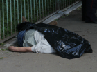 Труп молодого мужчины обнаружил на тротуаре шокированный прохожий в Ростовской области