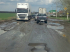 Убийство автомобилей жителей поселка Темерницкий ямами на дороге за "Ашаном" возмутило ростовчан