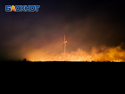 Возле Белой Калитвы горит поле с ветряками