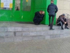 Три отчаявшихся «ждуна» под фатальной вывеской магазина рассмешили жителей Ростова