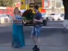 Одаривающий незнакомых дам розами на улице «мужчина-праздник» порадовал ростовчан на видео