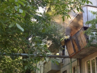 Двоих маленьких детей увезли в реанимацию из горящей квартиры в Ростове