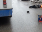 В Ростове троллейбус насмерть задавил поскользнувшуюся пенсионерку
