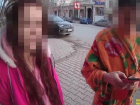 Ростовчанка с дочерью рассказали на видео об ужасной агонии умышленно раздавленного продавщицей котенка