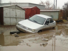 Автомобили провалились в огромную яму с грязной водой в Таганроге 