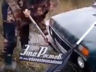 Два ростовских трактора и пять автомобилей застряли в грязи во время операции по спасению «Нивы» на видео