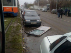 Отвалившаяся у трамвая дверь повредила четыре авто под Ростовом