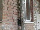 Мужчина в капюшоне оставил подозрительную «закладку» рядом с гимназией № 34 в Ростове