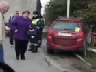 Эпичный «залет» иномарки на отбойник после встречи с фурой на трассе под Ростовом попал на видео