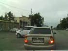 Смелая попытка маленькой иномарки сбежать от своих хозяев на парковке под Ростовом попала на видео