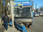 Пассажирский автобус врезался в столб после тройного ДТП с легковушкой и маршруткой в Ростове
