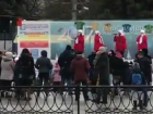 Массовые новогодние гулянья под дождем в Ростове-на-Дону попали на видео
