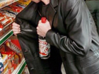 Угрожая ножом продавщице, мужчина похитил бутылку водки из магазина под Ростовом