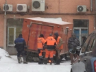 Провал под асфальт автомобиля коммунальных служб высмеяли жители Ростова