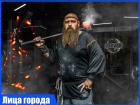 Ростовский актер Юрий Алехин голыми руками гнет подковы и сворачивает в рулет сковородки