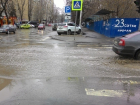 Возмущенные пешеходы начали тонуть в огромной луже на зебре в Ростове