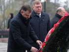 Губернатор Юрий Слюсарь возложил цветы к мемориалу павшим воинам в Ростове