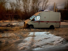 Скорая помощь в Новошахтинске не смогла вовремя приехать к пациенту из-за ямы на дороге