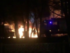Полыхающие жутким пламенем два маршрутных автобуса на стоянке в Ростове попали на видео