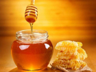 Мошенник оставил пенсионеру в залог 13 банок суррогатного мёда