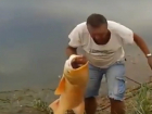 Феноменальных размеров золотой толстолобик заставил попотеть рыбаков на Ростовском море на видео