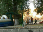 Захваченная алкоголиками и путанами детская площадка Ростова превратилась в «мусорный» вертеп