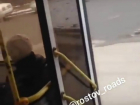 Экстремальную поездку в автобусе Ростова с открытыми дверями пассажиры сняли на видео