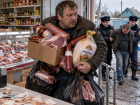Вор вынес из магазина 47 тысяч рублей и больше 30 кг мяса и колбасы в Ростовской области