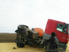 Многотонный зерновоз перевернулся на трассе в Ростовской области