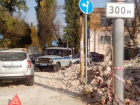 В Ростове рухнувшая стена повредила машины и засыпала трамвайные пути