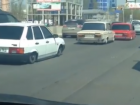 Парадный выезд трех тюнингованных "шедевров" довел до истерики автомобилистов в Ростове