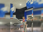 На АЗС в Ростове сотрудница развела очередь на две полосы и утихомирила водителей