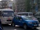 «Поцелуй» маршрутки Hyundai в зад Renault спровоцировал большую пробку в центре Ростова