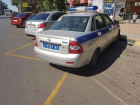 Жители Ростова пришли в ярость от припарковавшегося на автобусной остановке автомобиля ППС