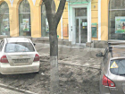 Наглые автовладельцы "по-свински" оставили машины на газоне в центре Ростова