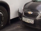 «Нежный поцелуй» двух «железных титанов» в центре Ростова попал на видео