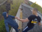 Экстремальный «тест на доверие» от двух ростовских трюкачей на крыше старого завода попал на видео