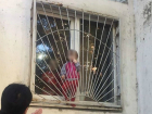 «Застрявший» между окном и решеткой маленький ребенок вызвал бурную реакцию у жителей Ростова